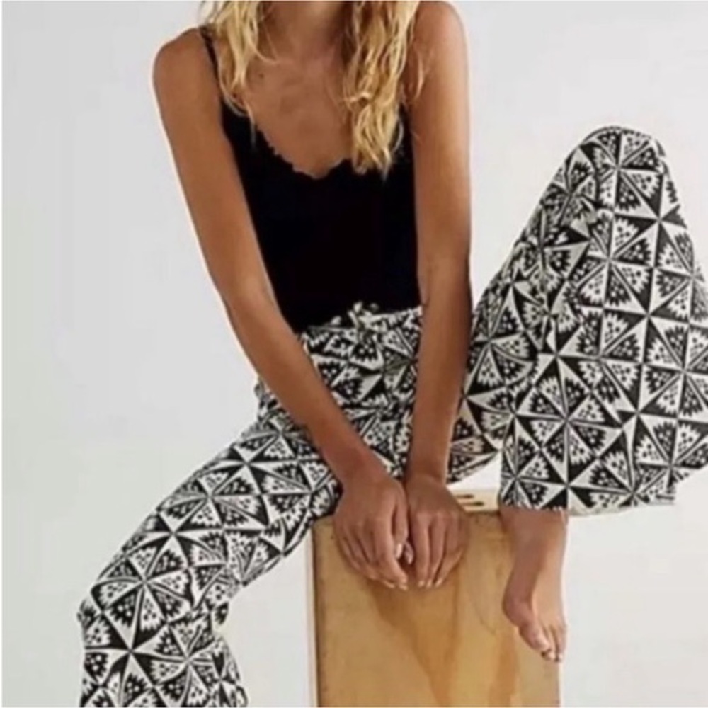 Like NEW FREE PEOPLE Float On Flare Jeans Black White Print US 25 (UK 4) - Picture 2 of 8